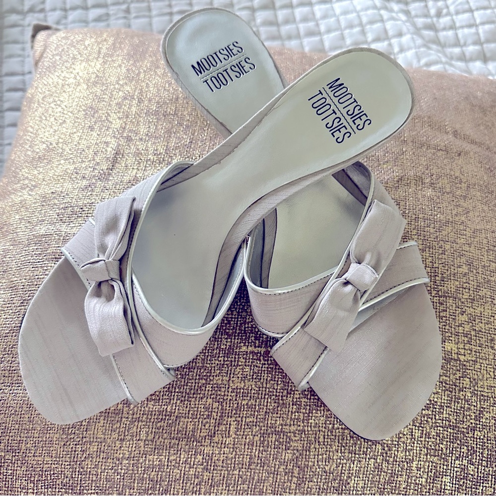 Mootsie Tootsie silver kitten heel sandals NEW sz10